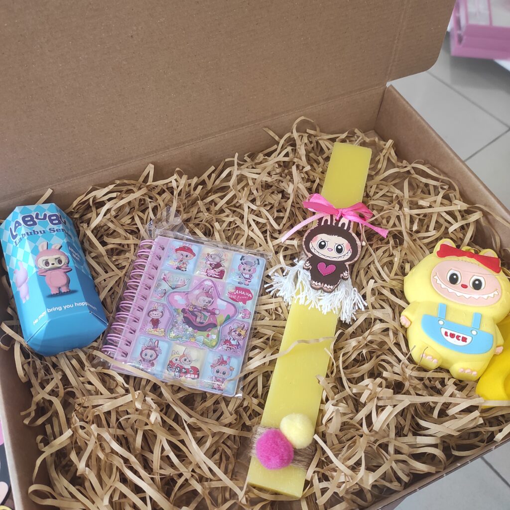 ΛΑΜΠΑΔΑ ΣΕ ΚΟΥΤΙ LABUBU ΜΕ ΠΟΡΤΟΦΟΛΙ-ΜΠΡΕΛΟΚ,ΣΗΜΕΙΩΜΑΤΑΡΙΟ ΚΑΙ ΦΙΓΟΥΡΑ!