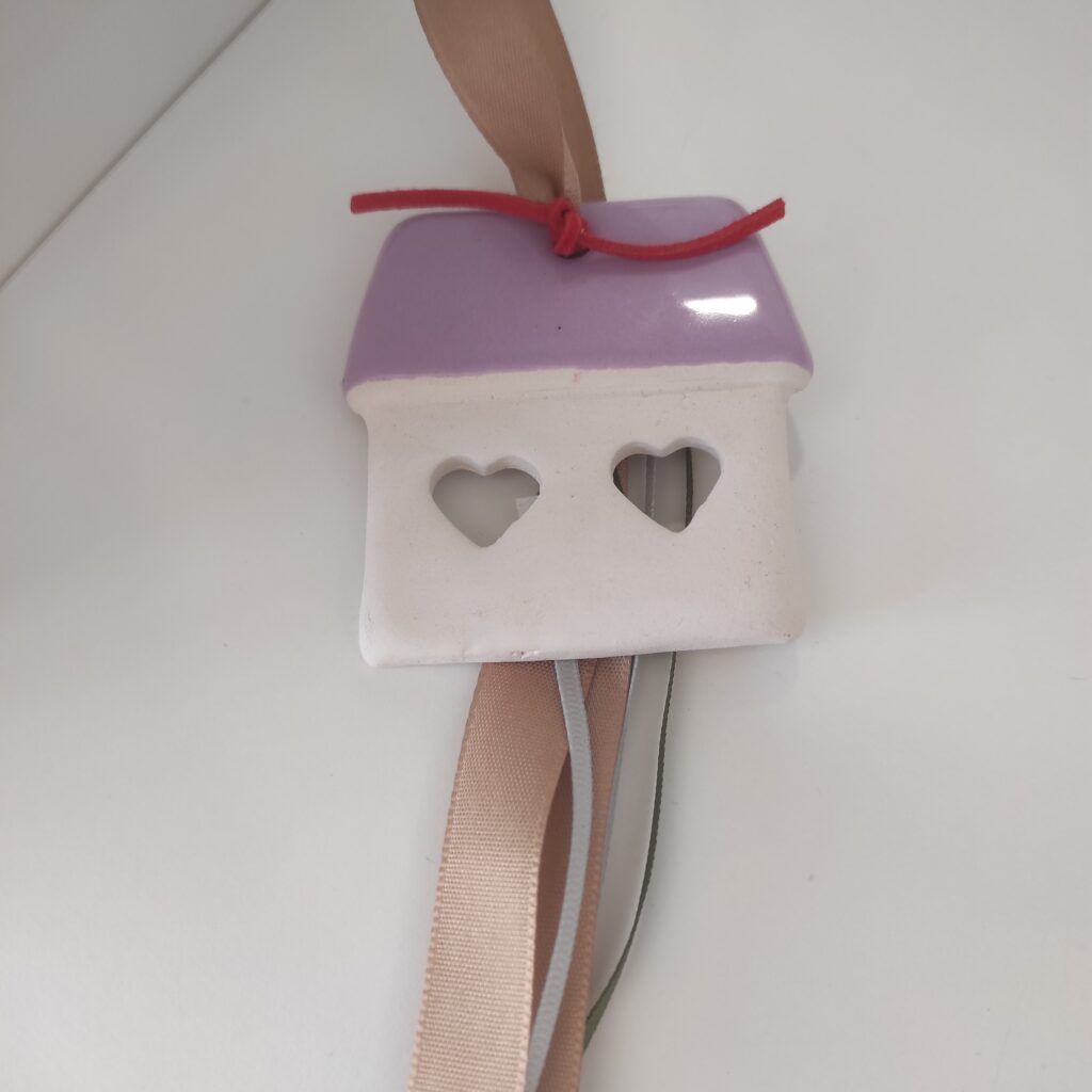 ΣΠΙΤΙ ΜΕ ΚΑΡΔΟΥΛΕΣ ΚΡΕΜΑΣΤΟ ΓΥΑΛΙΣΤΕΡΟ