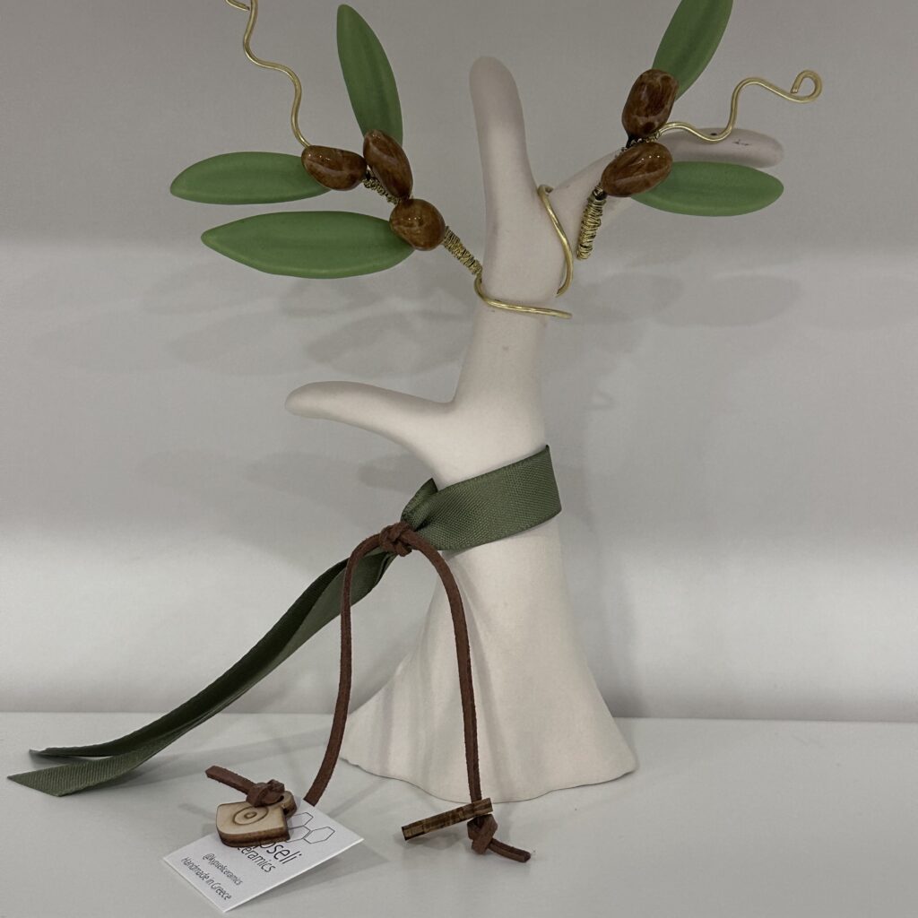 ΕΛΙΑ ΣΕ ΔΕΝΤΡΟ ΛΕΥΚΟ