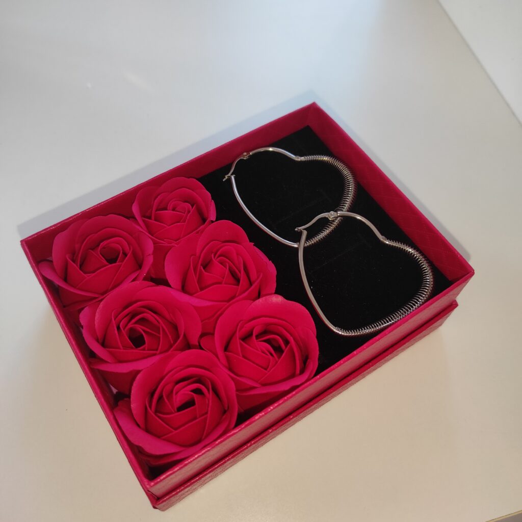 ΚΟΥΤΙ ΜΕ ΛΟΥΛΟΥΔΙΑ ΚΑΙ ΣΚΟΥΛΑΡΙΚΙΑ